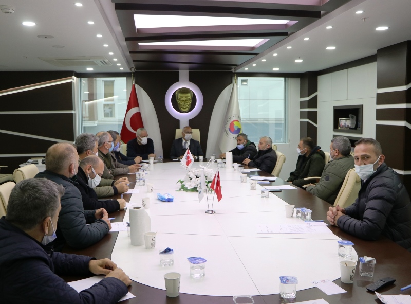 Hopalı nakliyeciler, yüklerini yabancıların almasından şikayetçi