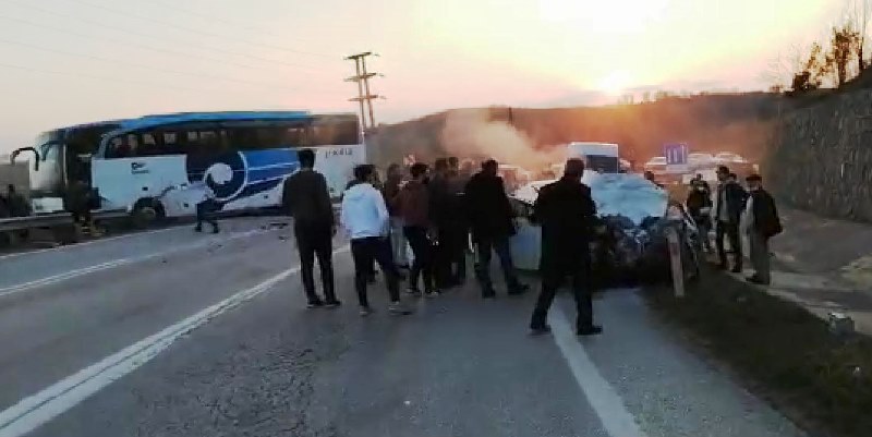 Yolcu otobüsü ve otomobil kafa kafaya çarpıştı