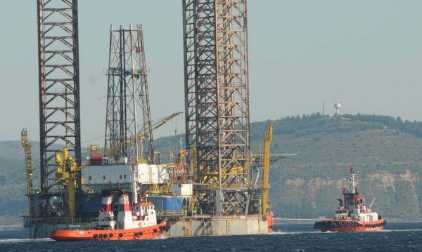 Dev platform Çanakkale Boğazı'ndan geçti