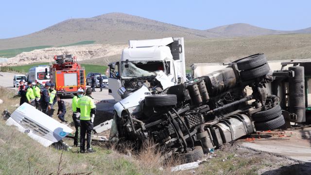 Kütahya'da iki TIR çarpıştı: 2 ölü var (VIDEO)
