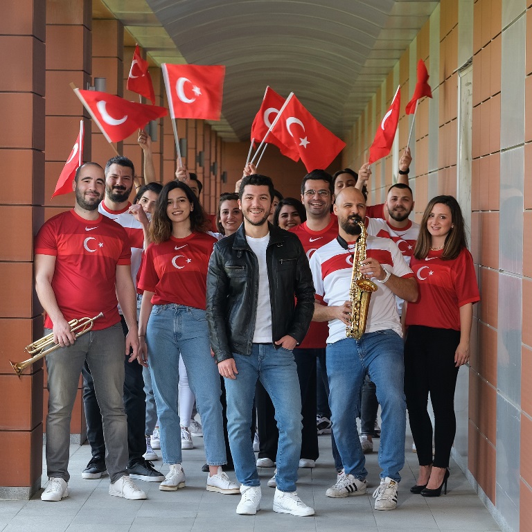 Mercedes çalışanları, Milli Takım'a destek marşı yazdı