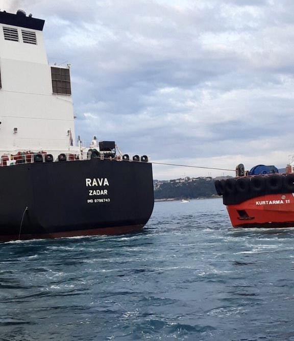 Petrol tankeri faciası kıyıya 300 metre kala önlendi