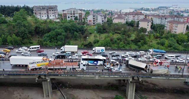Yolcu otobüsü ve TIR'lar...21 araç birbirine girdi