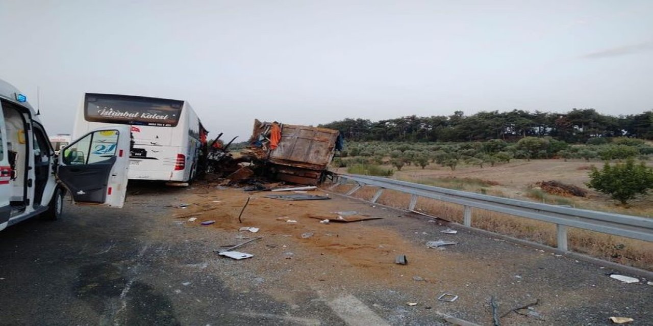 Park halindeki Kamyona yolcu otobüsü çarptı: 9 ölü 30 yaralı