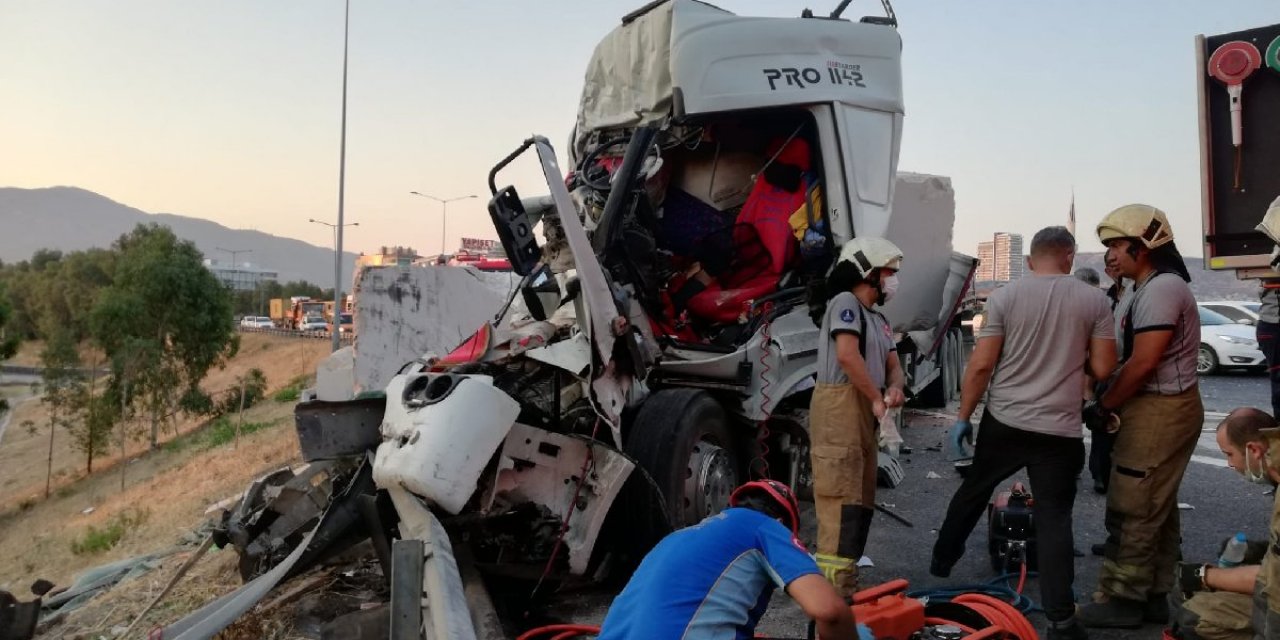 Adres tarifi için durdurulan TIR’a TIR çarptı