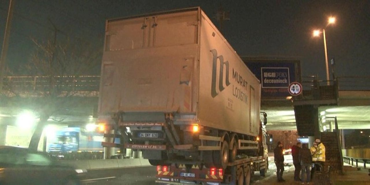 Çekicinin üzerinde taşınan treyler köprüye takıldı