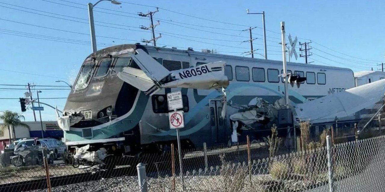 ABD'de raylara inen uçağa tren çarptı