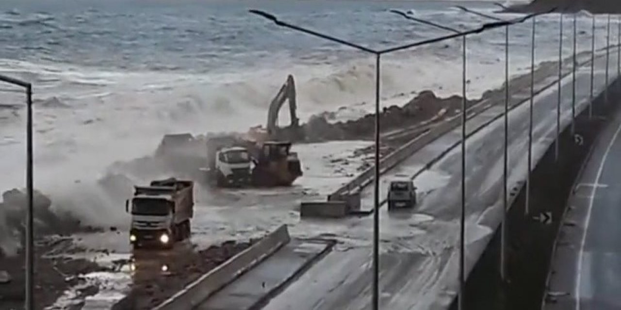 Kilimli Sahil Yolu'nu yine dalgalar yuttu, işçiler canını zor kurtardı