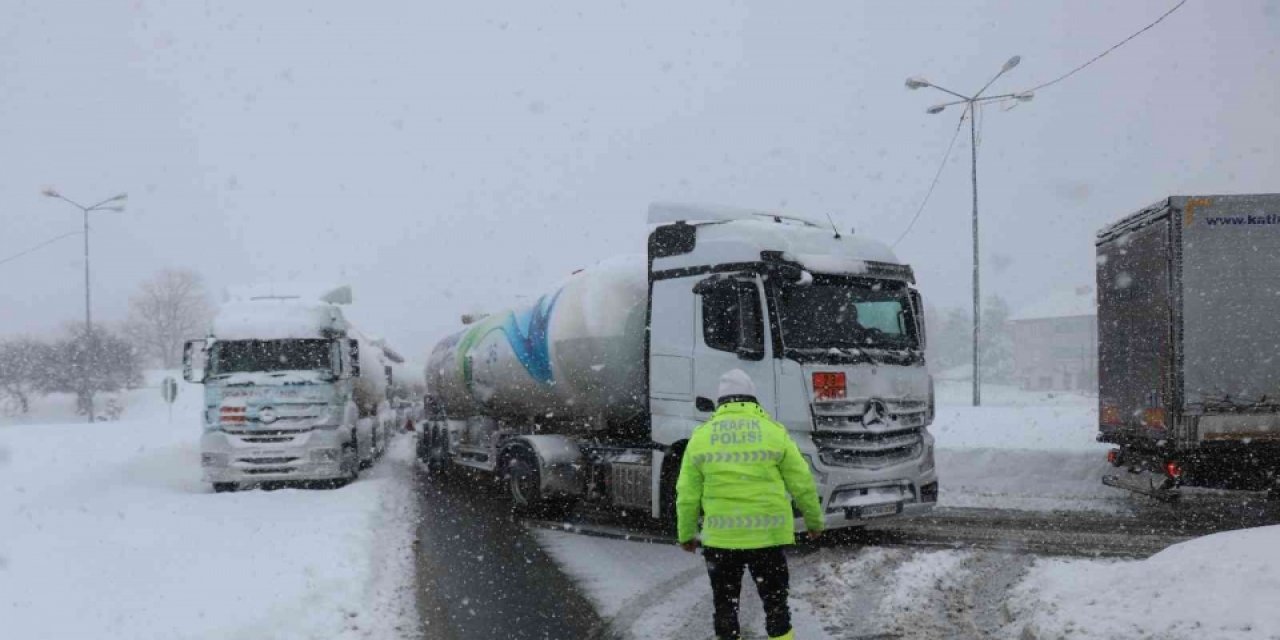 Ağır tonajlı araçlara Bolu Dağı'ndan geçiş yasağı