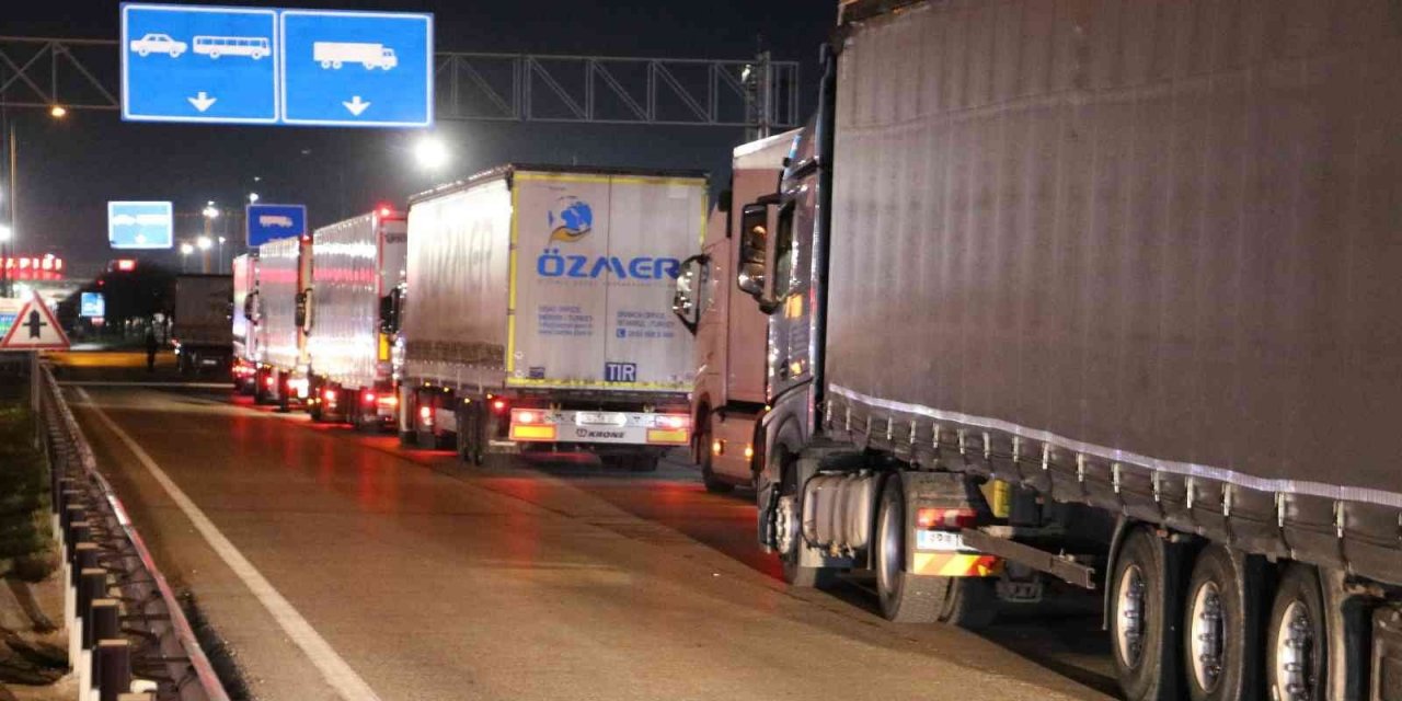 Sebze-meyve taşıyan TIR'lar ve onları taşıyan Türk Ro-Ro'ları çaresiz