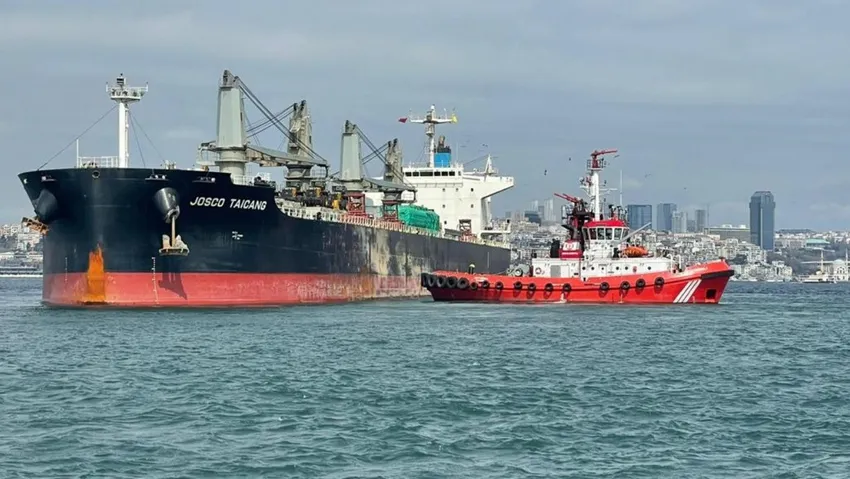 Yük gemisi Haydarpaşa'da karaya oturdu