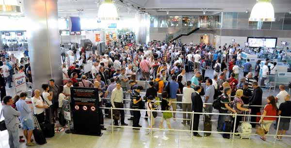 Atatürk Havalimanı'nda sistemler çöktü, uçuşlar felç oldu