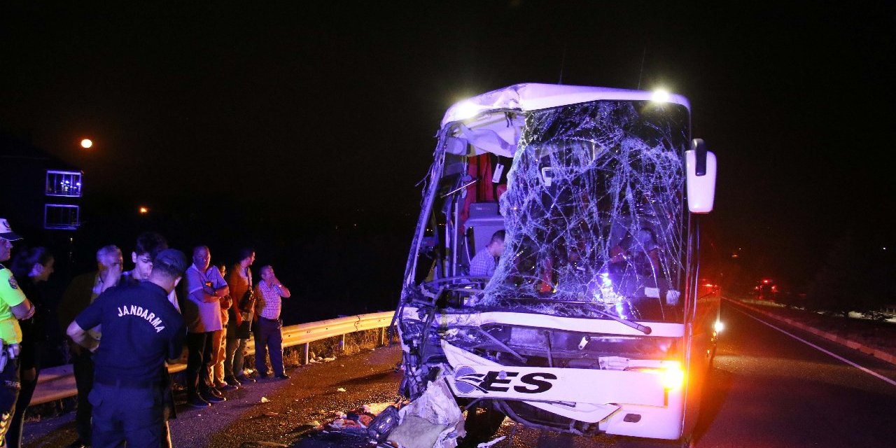 Yolcu otobüsü TIR'a çarptı: Ölü ve yaralılar var
