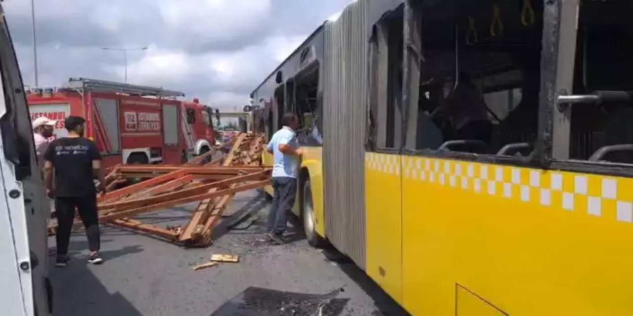 Kamyondan sarkan demirler otobüse mızrak gibi girdi