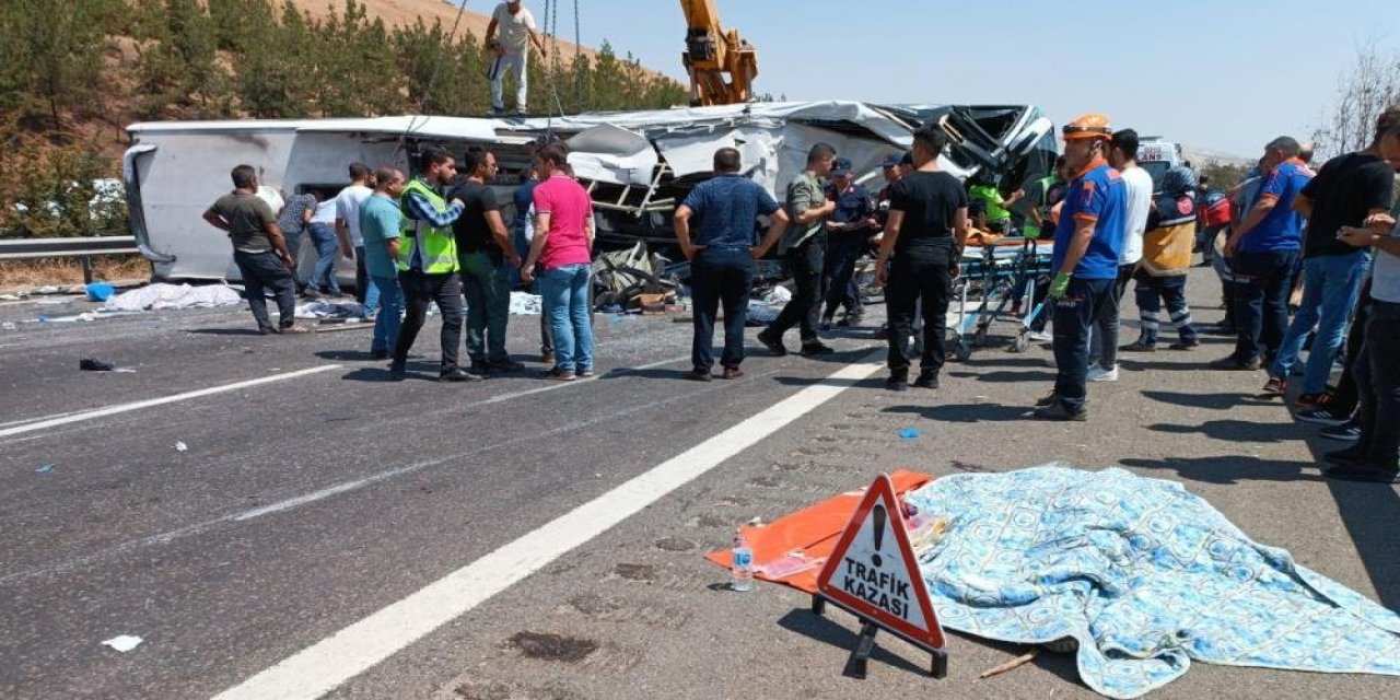Kazaya müdahale edenlere otobüs çarptı: 16 ölü