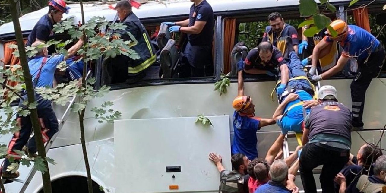 Tur otobüsü devrildi; 5 ölü, çok sayıda yaralı var