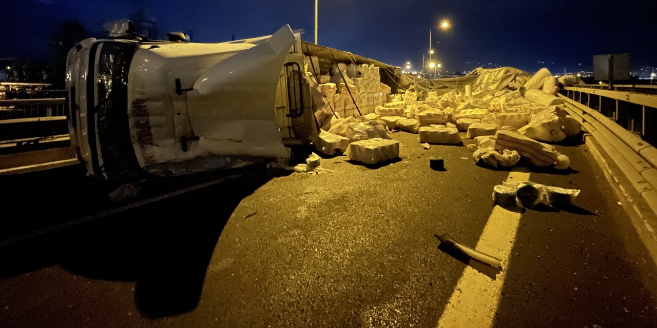 TIR devrildi: Bağlantı yolu trafiğe kapatıldı