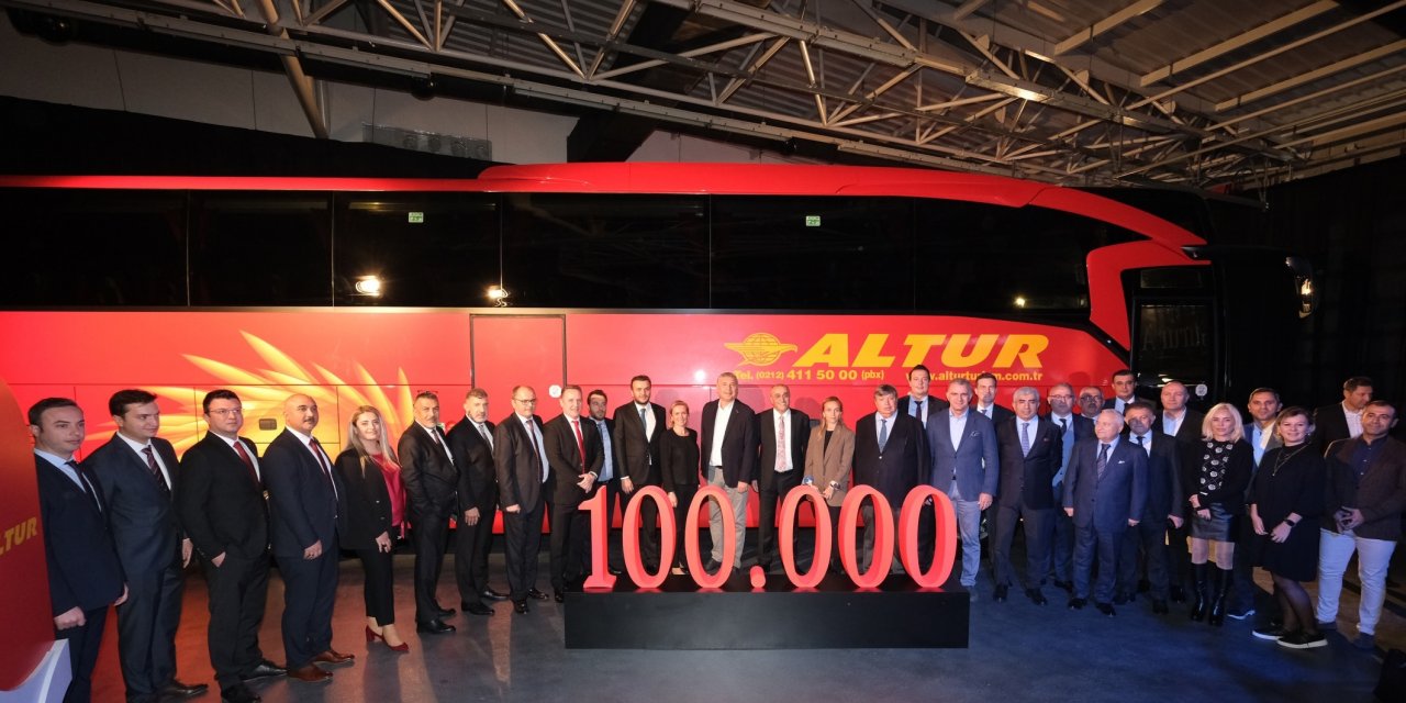 Mercedes, 100 bininci otobüsünü Altur Turizm'e teslim etti