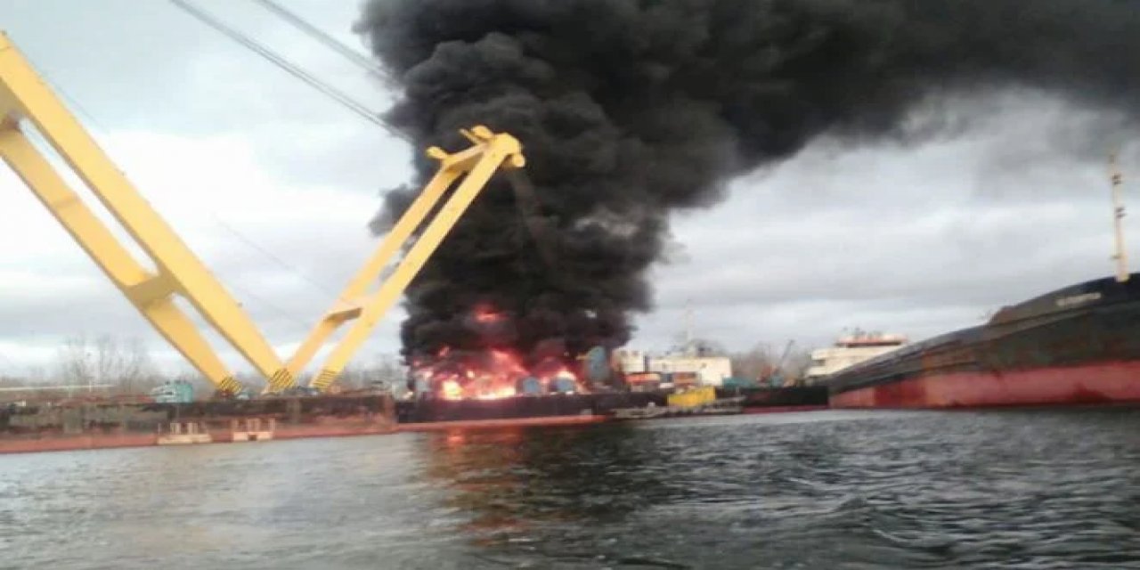 Ukrayna'da Türk bayraklı yüzer vinç vuruldu