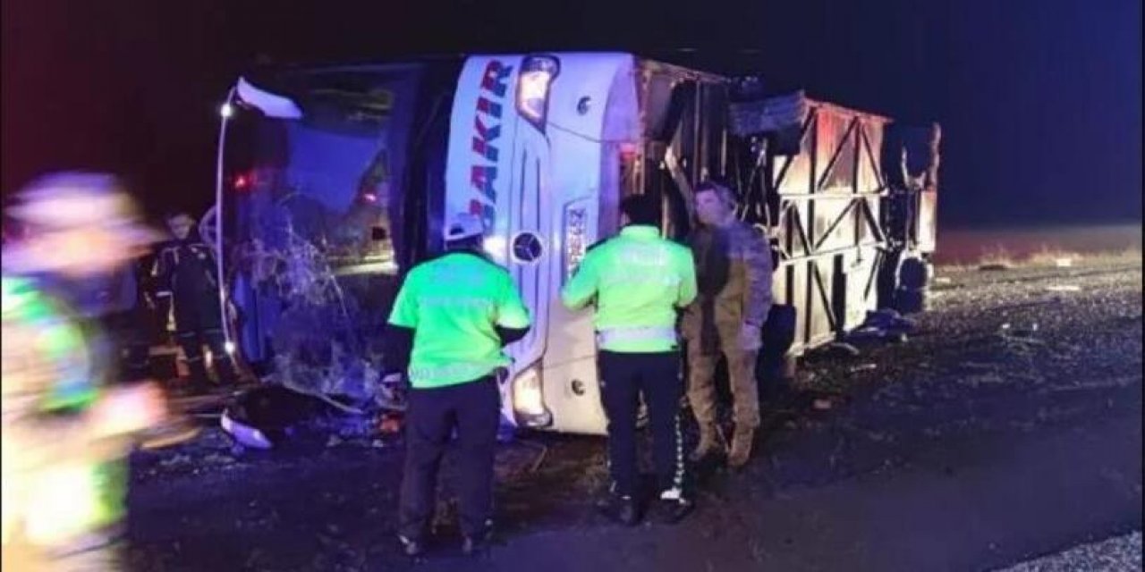 Yolcu otobüsü yoldan çıktı; 5 ölü, 22 yaralı