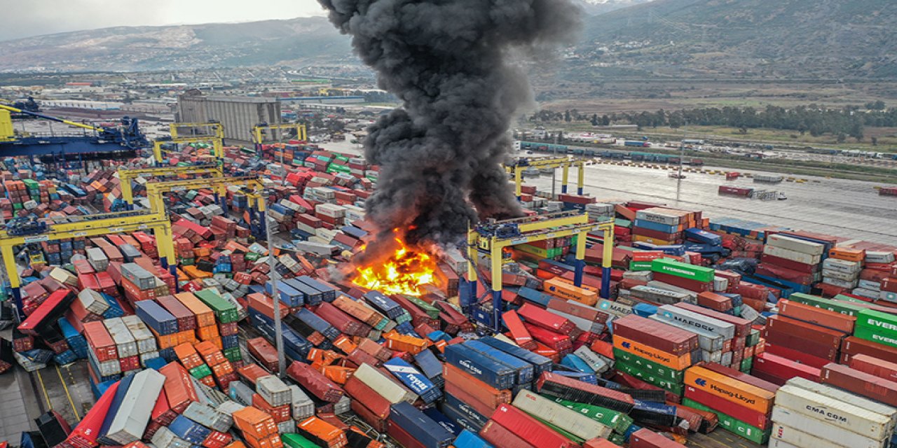 İskenderun Limanı’nda devrilen konteynerlerde yangın çıktı