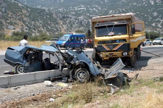 Trafik canavarı bayram yaptı: 64 ölü
