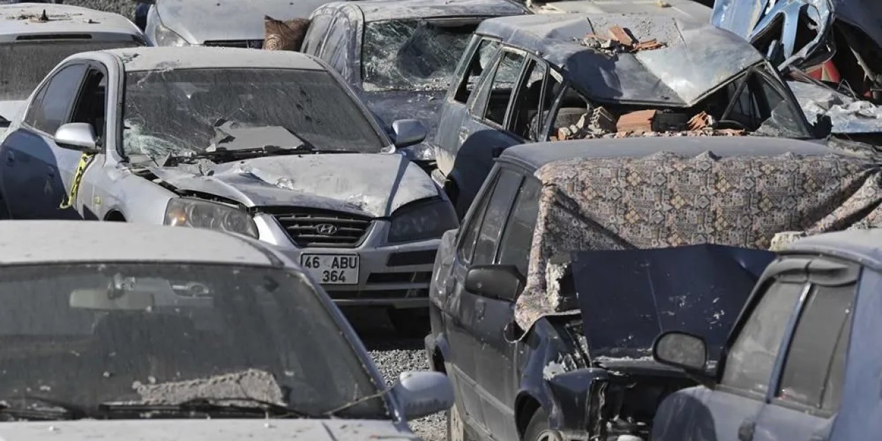Depremzedeler nakit ihtiyacı için ağır hasarlı araçlarını satışa çıkarıyor