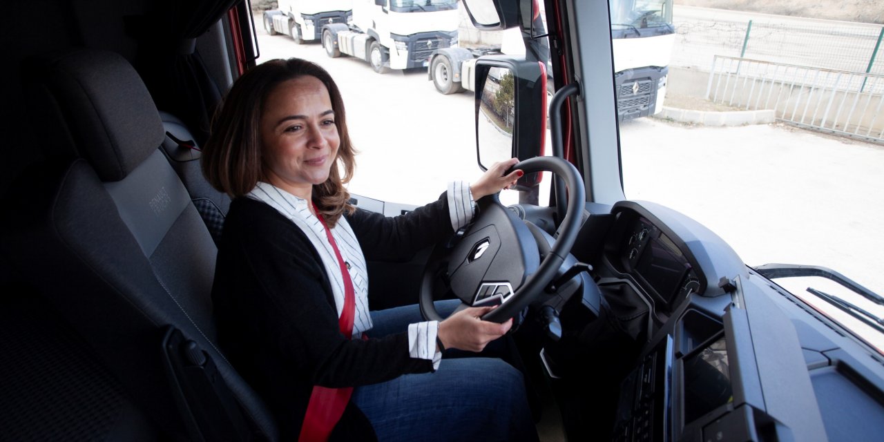 Yol açın...Renault Trucks direksiyonunda kadın sürücü var