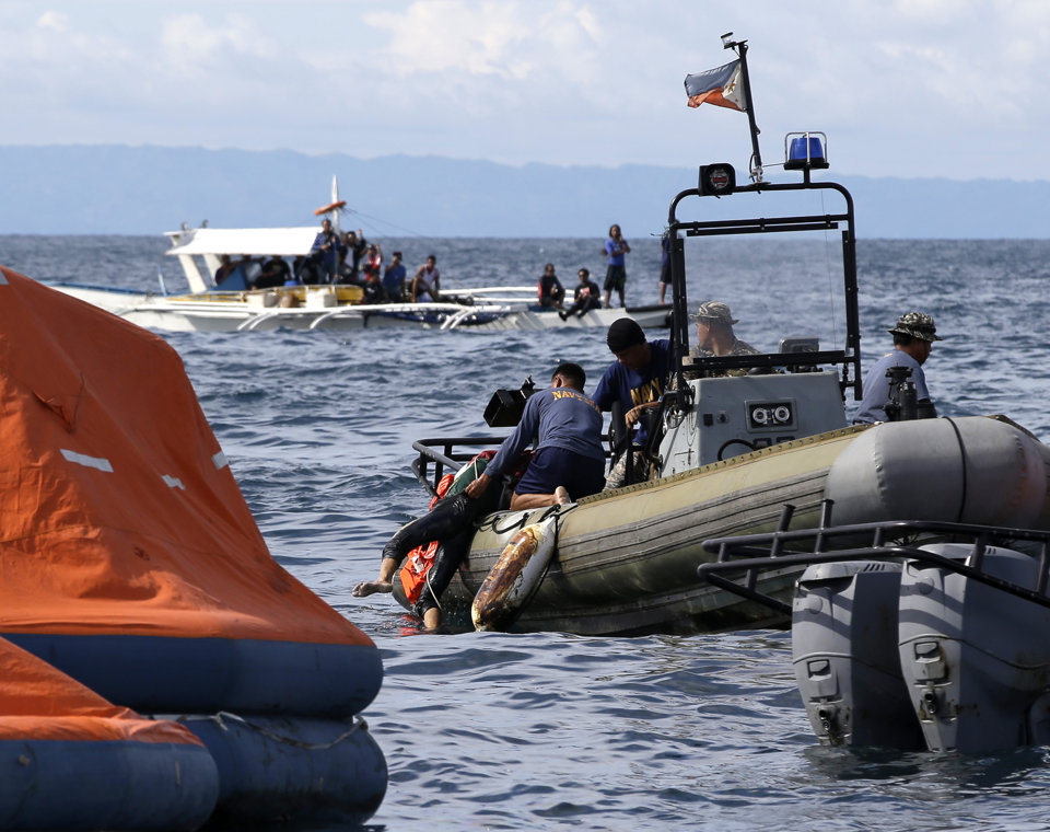 Feribot ile kargo gemisi çarpıştı: 24 ölü