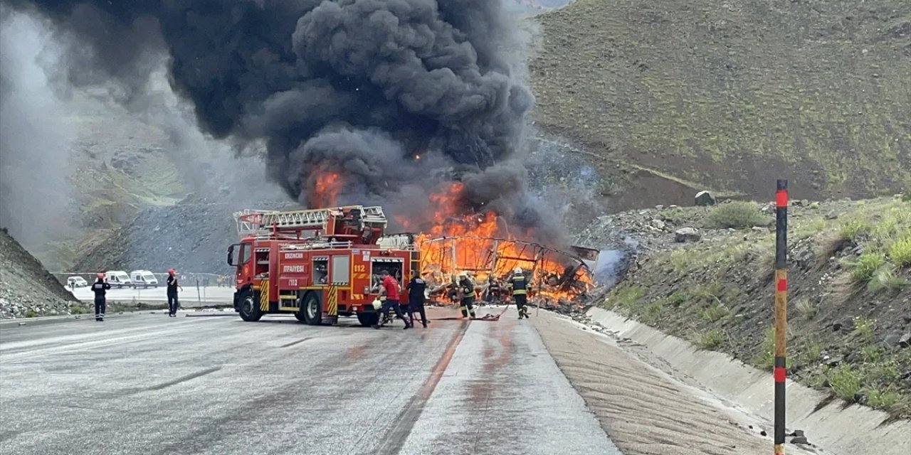 Çarpışan iki TIR küle döndü; sürücüleri öldü
