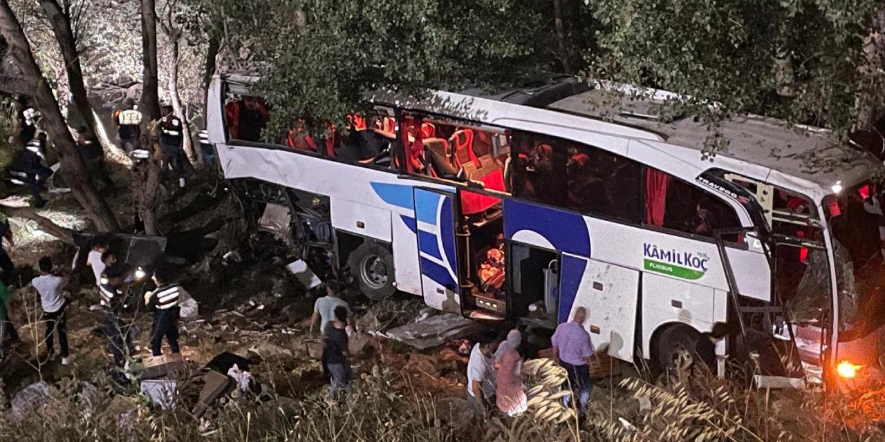 Yolcu otobüsü uçuruma yuvarlandı: Çok sayıda ölü var