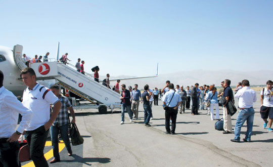 Muş Havaalanı’nda 1071 Alparslan krizi