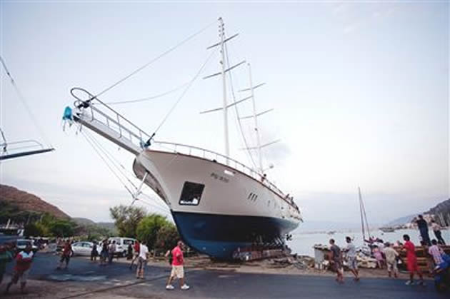 Taşınamayan tersane gemi üretmeye devam ediyor