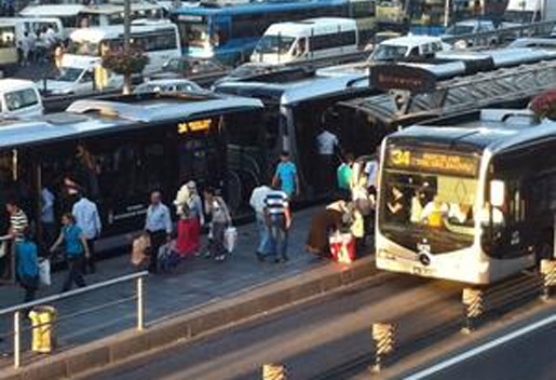 Metrobüs durağında şok eden kaza