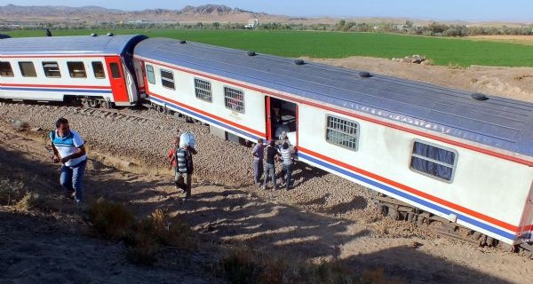 Yozgat'ta yolcu treni raydan çıktı