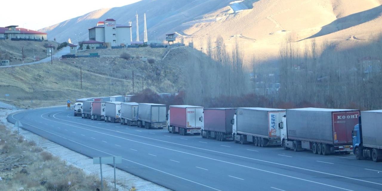 Türkiye-İran ticareti kapıda kaldı:1000 TIR sınırda bekliyor