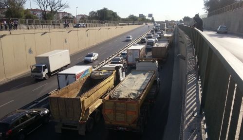 Kamyonlar İstanbul’da trafiği felç etti!