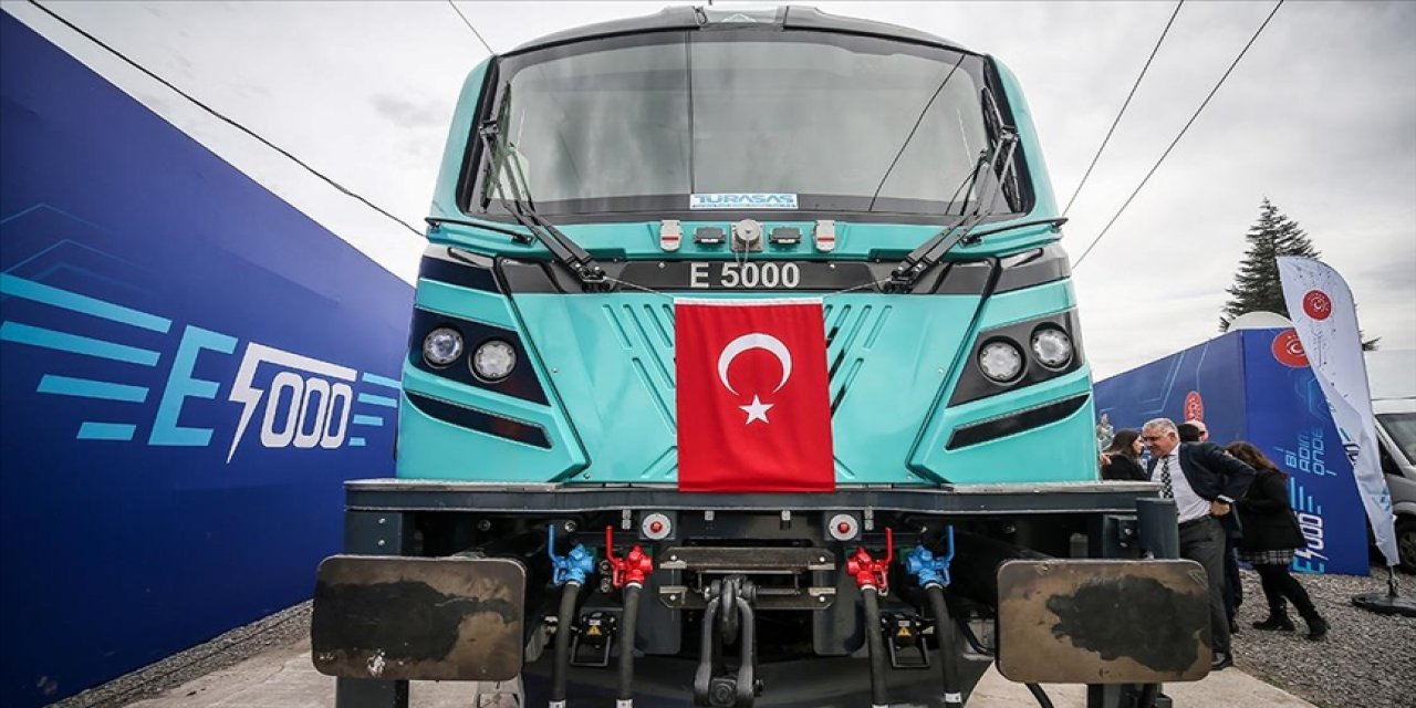 Türkiye'nin ilk yerli elektrikli lokomotifi E5000 teslim edildi