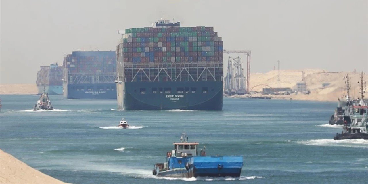 Gemiler Süveyş'e geri dönüyor