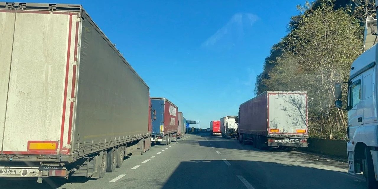 Sarp Sınır Kapısı’nda TIR Kuyruğu Çilesi