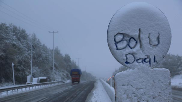 Bolu Dağı'nda ilk kar ulaşımı etkiledi