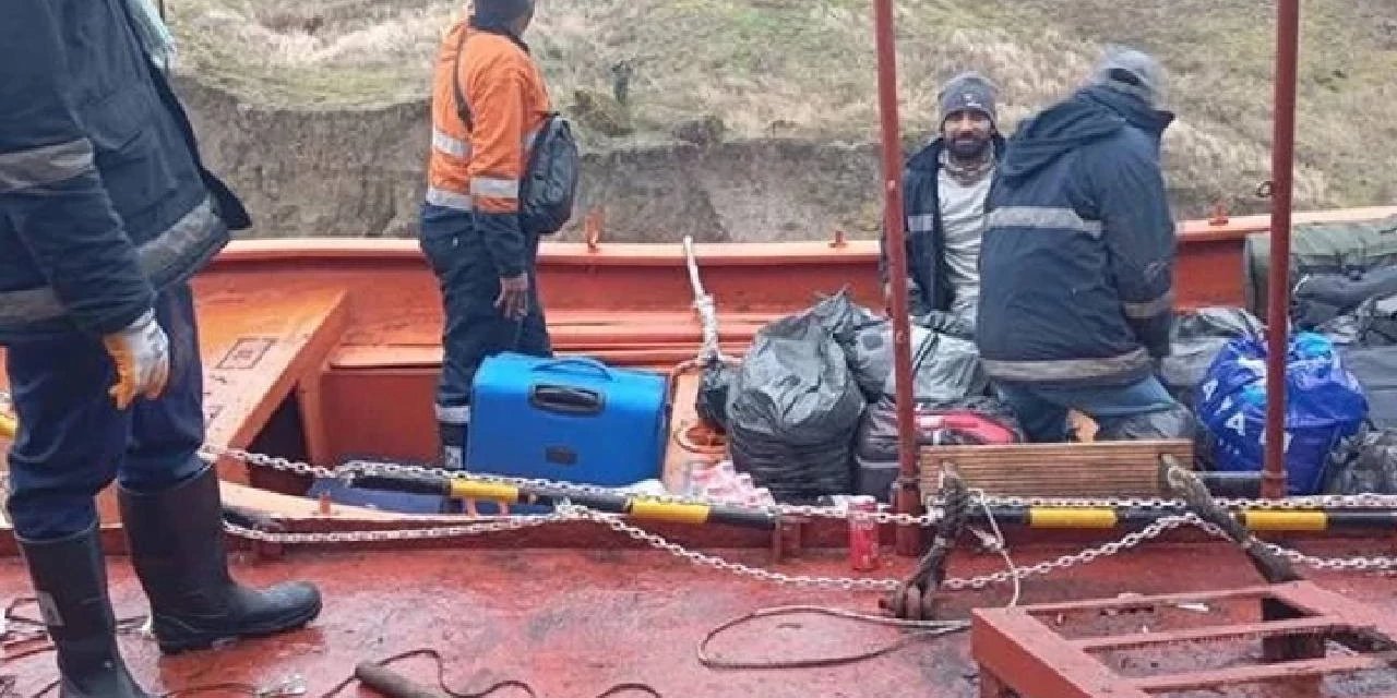 Karadeniz'de sürüklenen Türk gemisi karaya oturdu