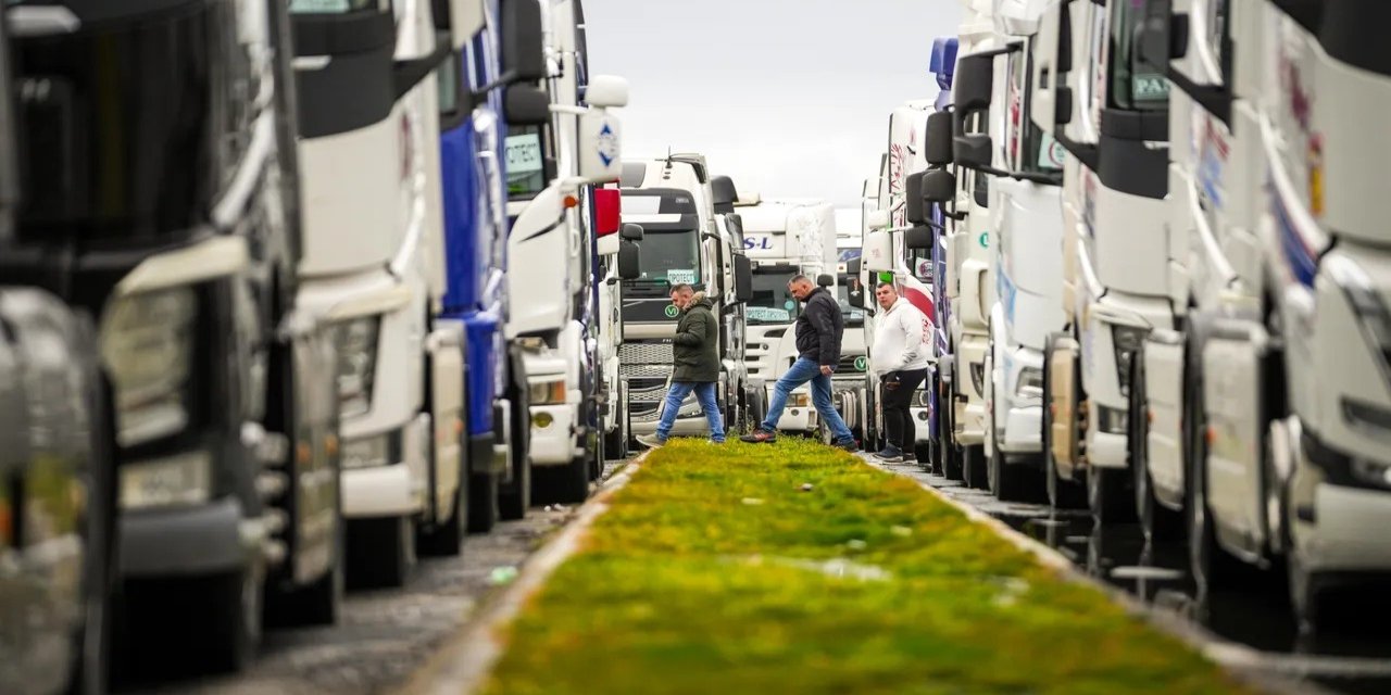 Yüzlerce kamyon ve tır şoförü, AB'nin yeni geçiş sistemini protesto ediyor