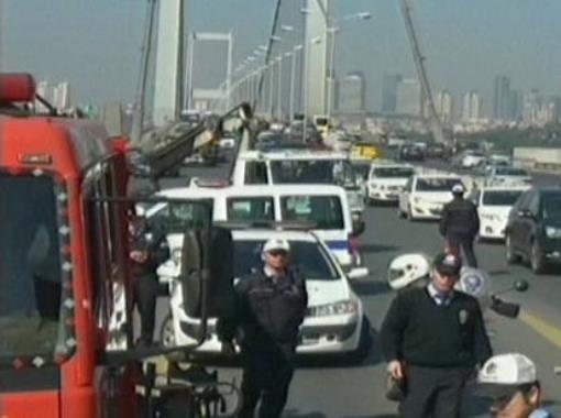 Köprüde kaza trafiği felç etti