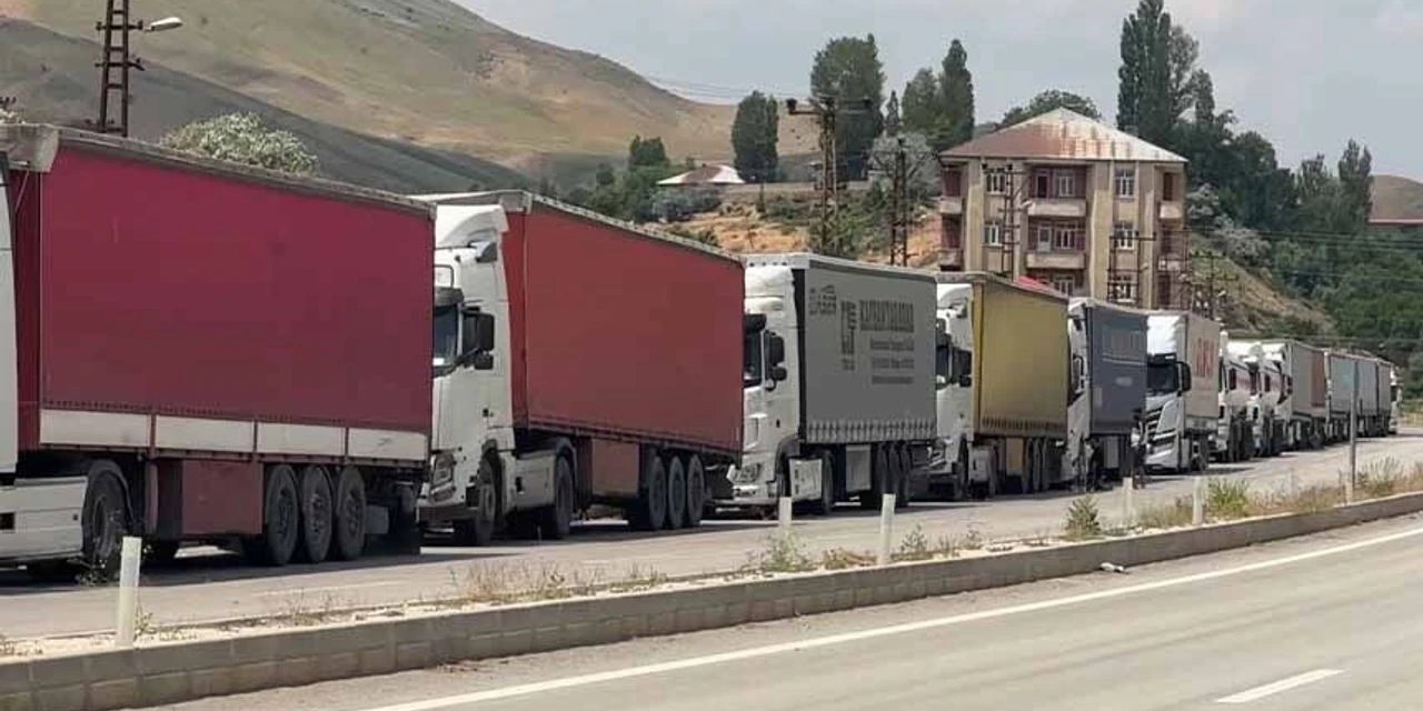 UND, İran ve Nahçıvan’daki TIR kuyruklarına çözüm arayışında