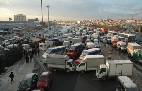 Bayrampaşa'daki kaza trafiği felç etti