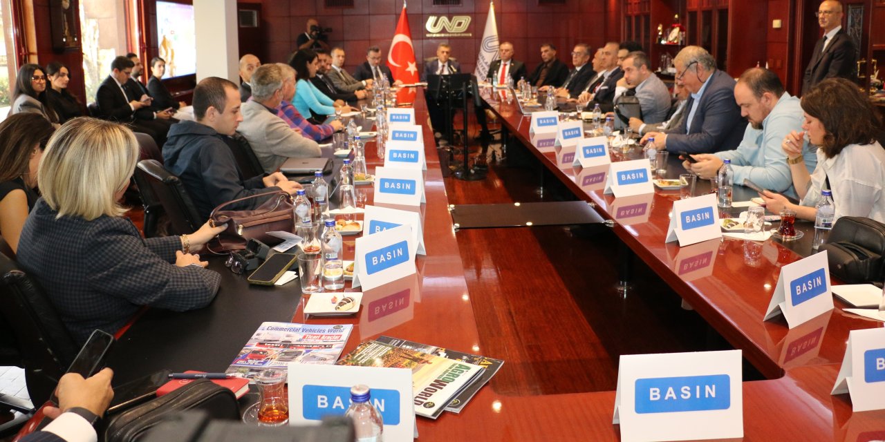 Sınırda 16 Kilometre Kuyruk, İhracatçının 7 Günü Çöpe Gidiyor
