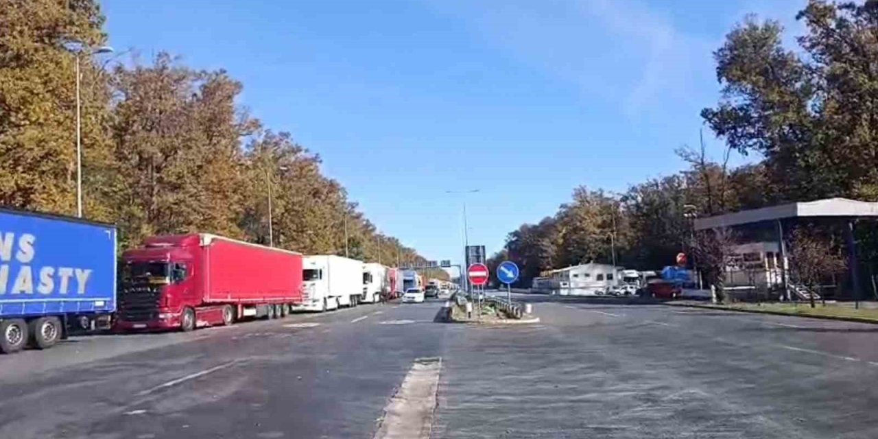 Sırbistan'ın Batrovçi Sınır Kapısı’nda TIR kuyruğu 15 km'yi buldu