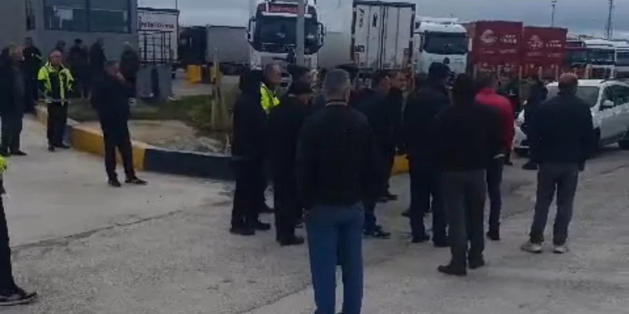 Avrupa yolu Türk şoförlere kapandı, mahsur kaldılar