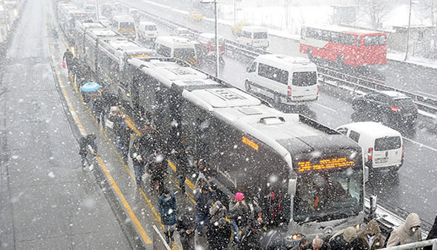 Kar yolları kapadı